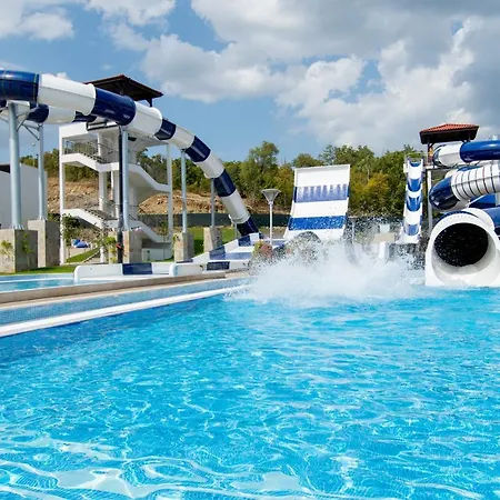 אתר נופש Nevis & Aqua Park