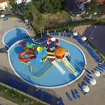 Nevis & Aqua Park サニービーチ